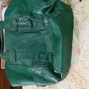 Large patent shiny tote, full zip close, two inside slip pockets ,1 inside zip